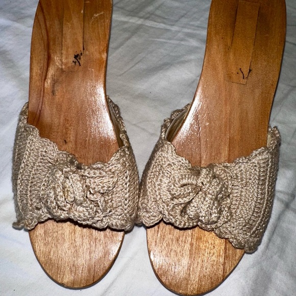 Betsey Johnson vintage wooden carved mules with crochet straps and grommets - Picture 3 of 7